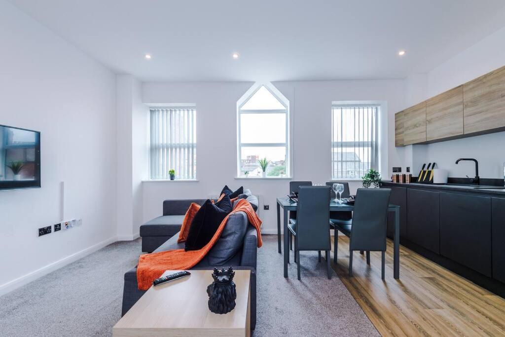 Stunning 2-Bedroom Apartment In Bolton Eksteriør bilde